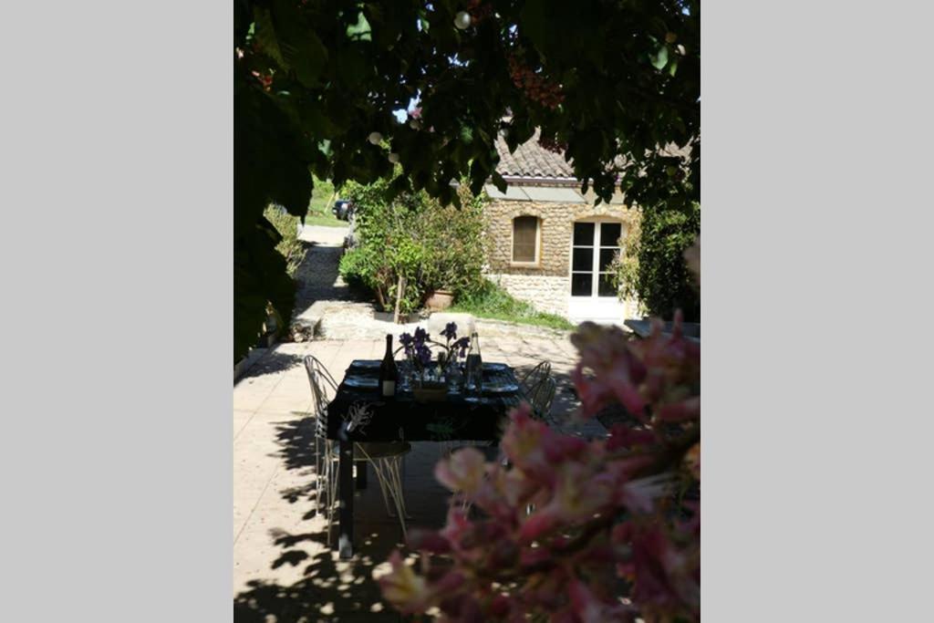 Belle Longere Au Calme - L'Auguste Maison D'Hotes Valensole Exterior photo